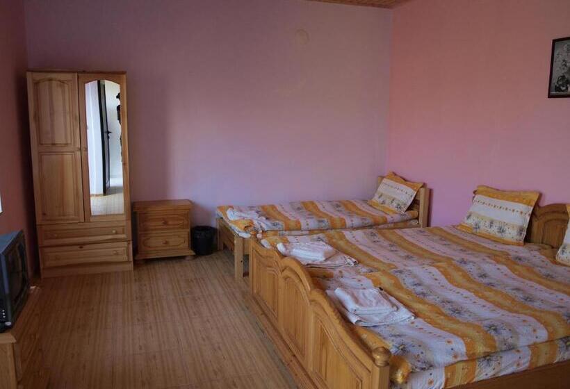 家庭间, Dobrevata House