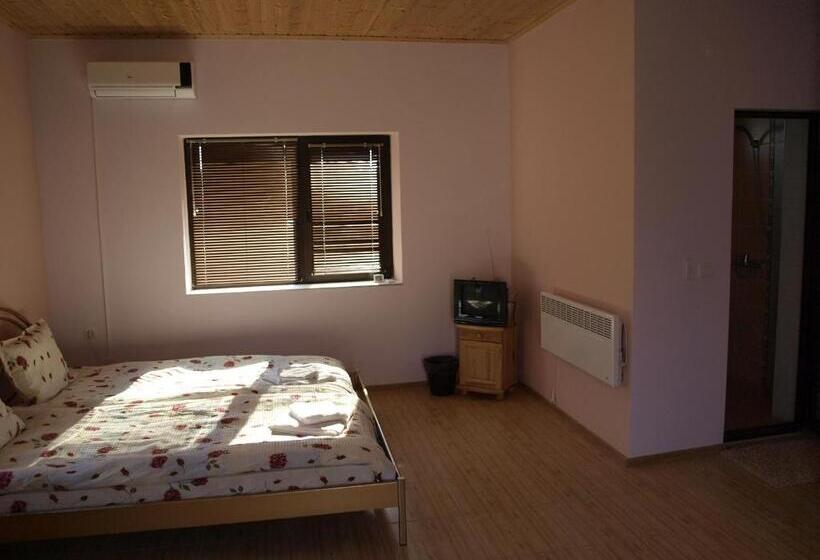 家庭间, Dobrevata House