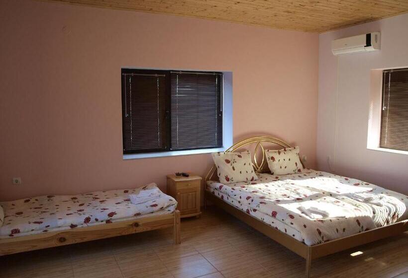 家庭间, Dobrevata House