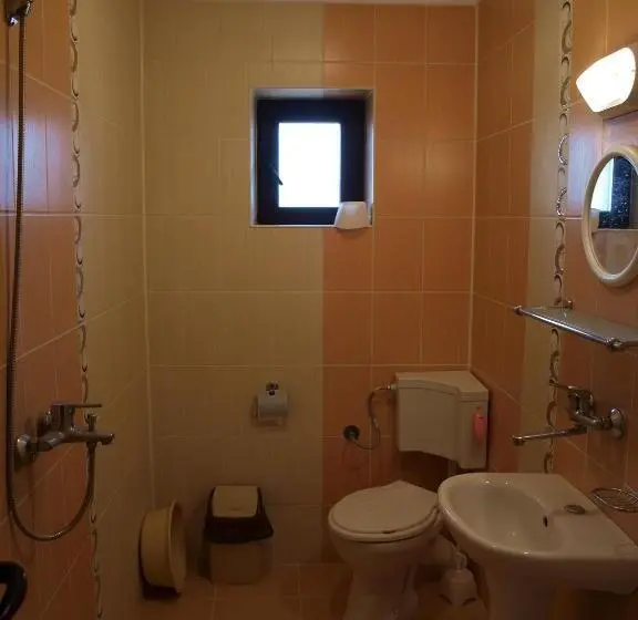 バスルーム共有のトリプルスタンダード, Dobrevata House