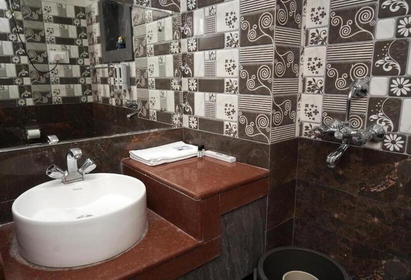 스탠다드 룸 킹사이즈 침대, Bhawani International