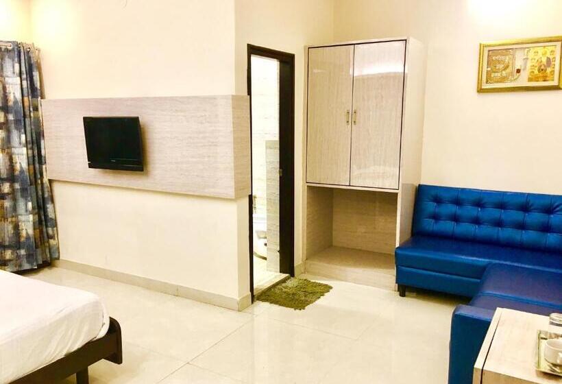 Номер Deluxe, Cj International