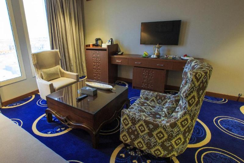 带大床的套房, Embassy Suites By Hilton Albuquerque