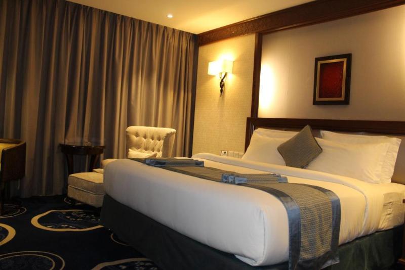 带大床的套房, Embassy Suites By Hilton Albuquerque