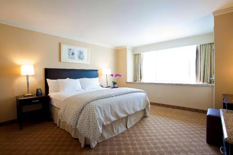 キングサイズベッドのスイートルーム, Embassy Suites Los Angeles Glendale