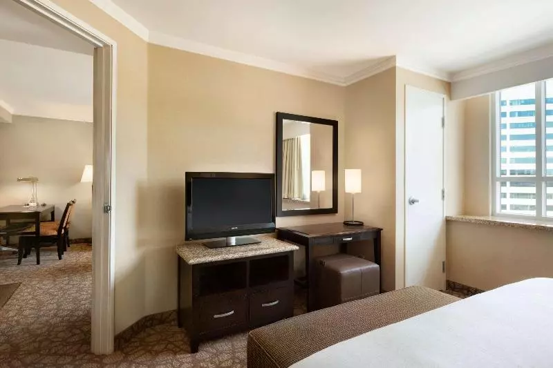 キングサイズベッドのスイートルーム, Embassy Suites Los Angeles Glendale