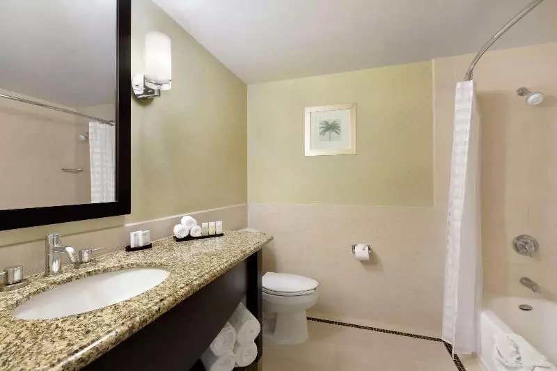 キングサイズベッドのスイートルーム, Embassy Suites Los Angeles Glendale