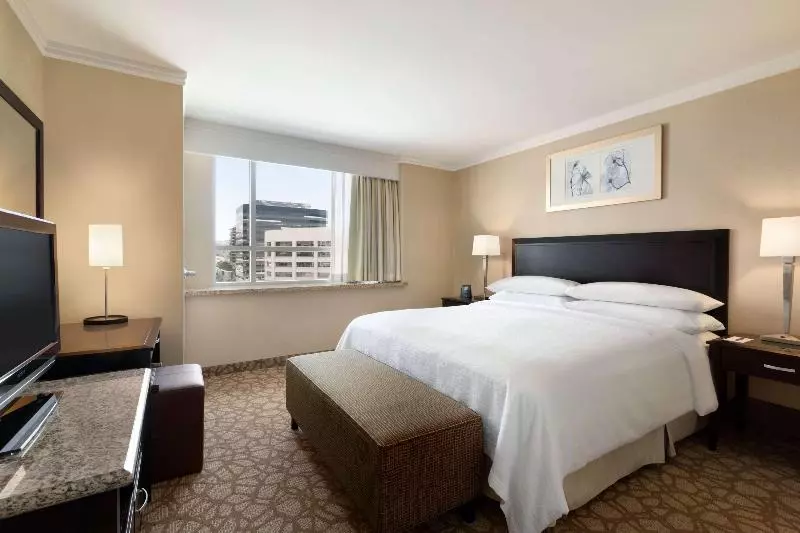 キングサイズベッドのスイートルーム, Embassy Suites Los Angeles Glendale