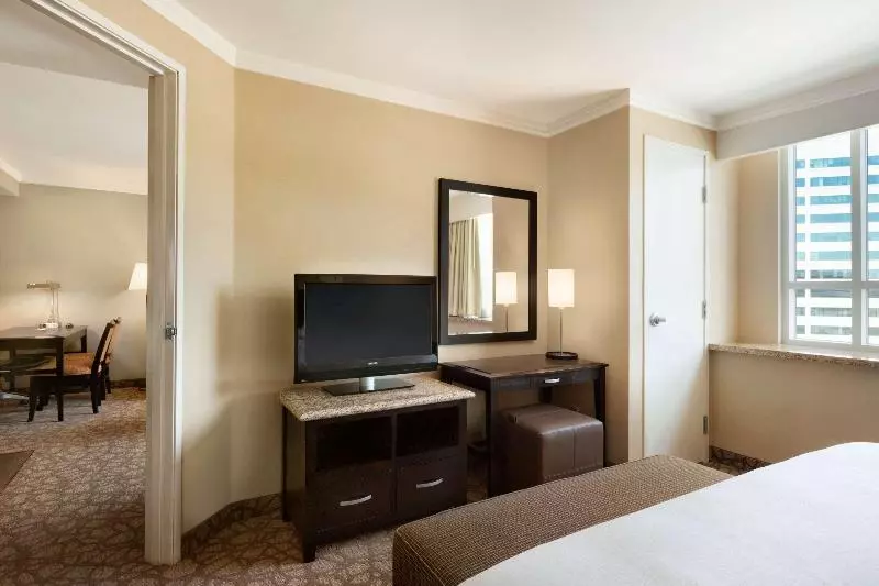 キングサイズベッドのスイートルーム, Embassy Suites Los Angeles Glendale