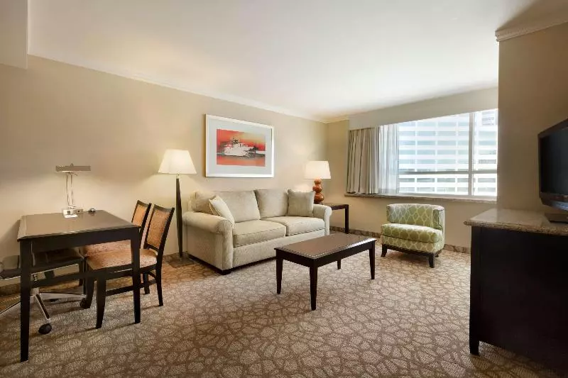 キングサイズベッドのスイートルーム, Embassy Suites Los Angeles Glendale