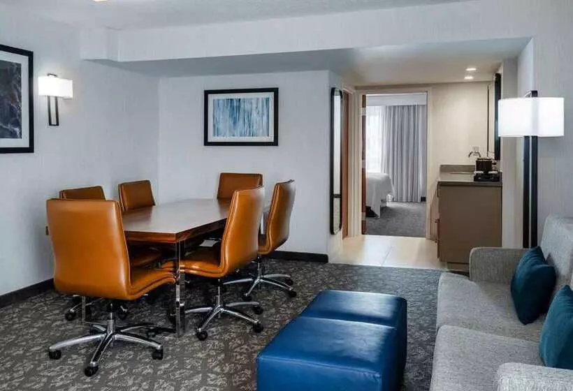 キングサイズベッドのスタンダードルーム, Embassy Suites Los Angeles Glendale