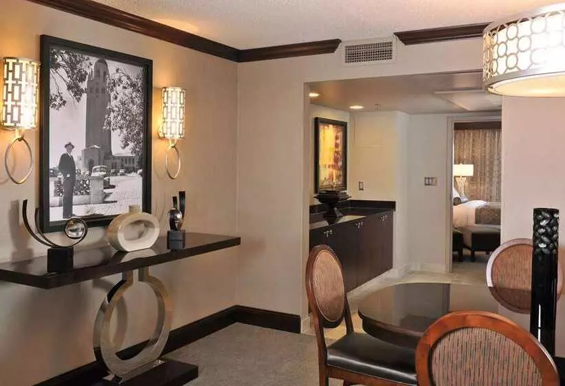 キングサイズベッドのスタンダードルーム, Embassy Suites Los Angeles Glendale