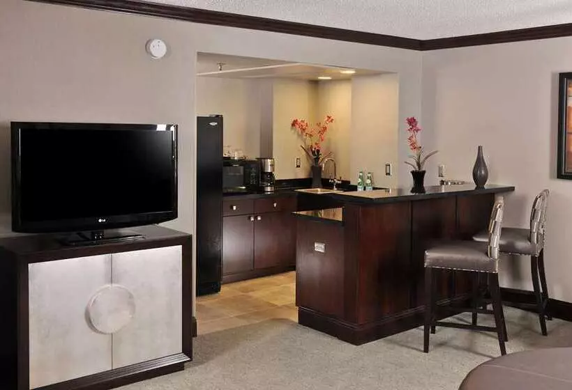 キングサイズベッドのスタンダードルーム, Embassy Suites Los Angeles Glendale