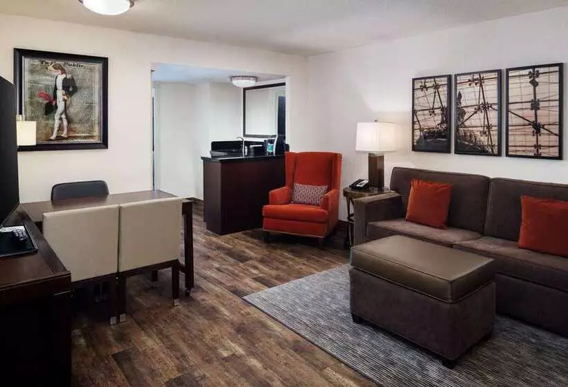 キングサイズベッドのスタンダードルーム, Embassy Suites Los Angeles Glendale