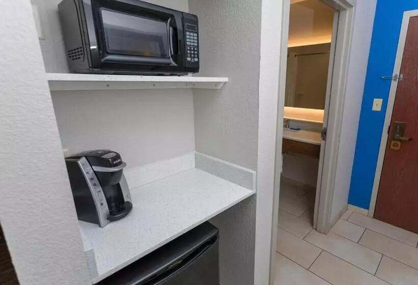 キングサイズベッドのスイートルーム, Holiday Inn Express Hotel & Suites Athens By Ihg