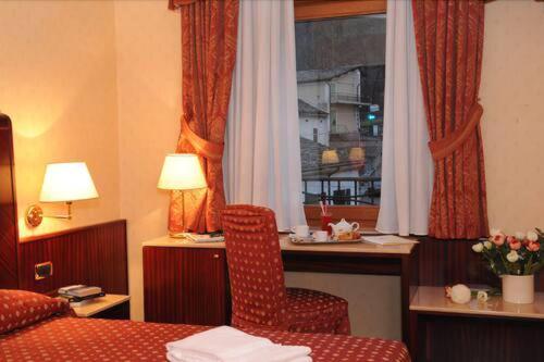 标准三人间, La Spia D'italia