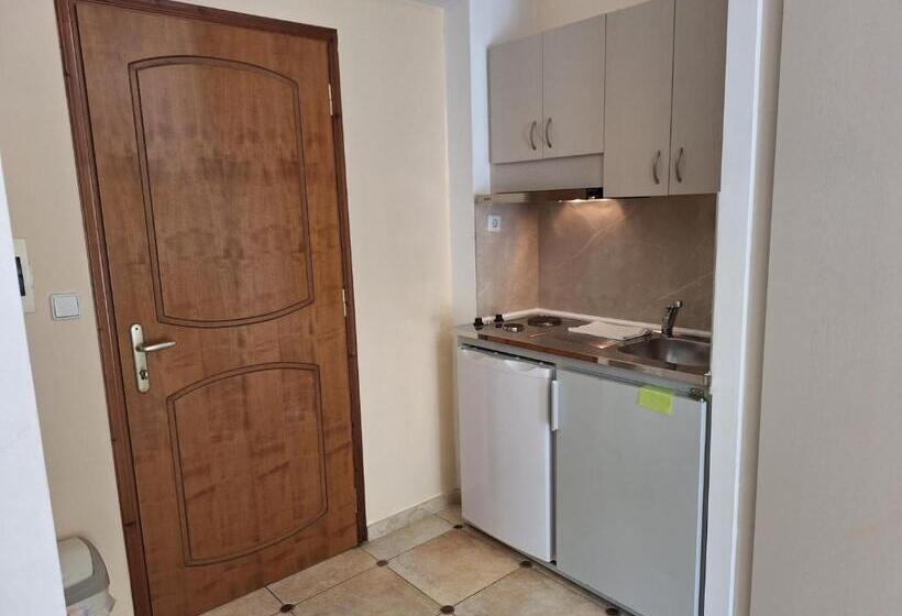 Studio Standard, Perla Beach