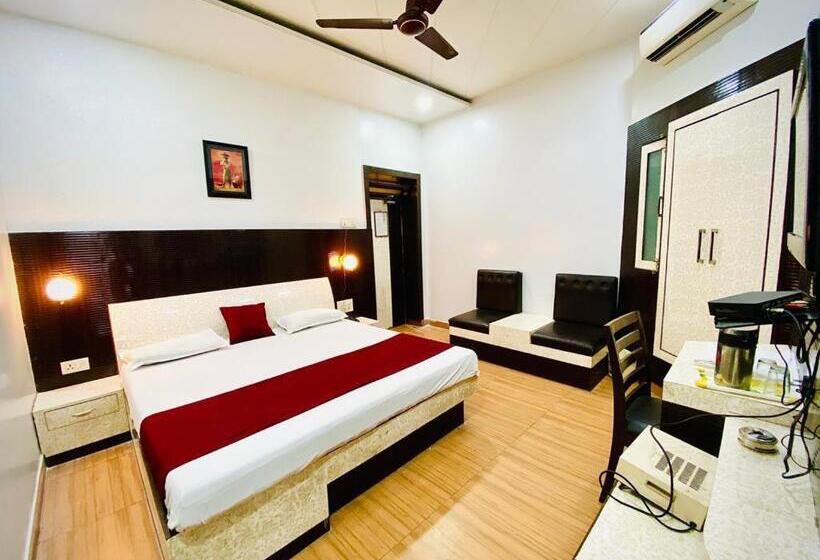 高级大房间, Prayag