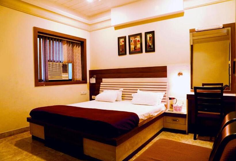 高级大房间, Prayag