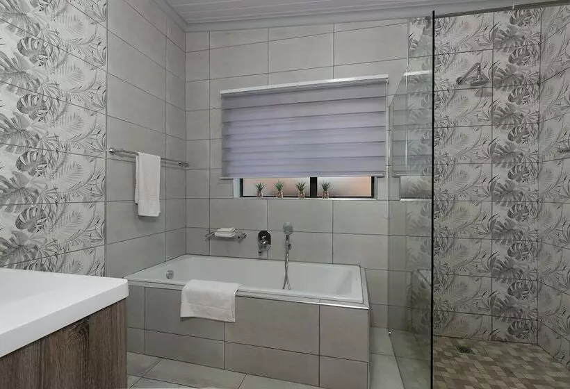سوییت خانوادگی, Sunrock Guesthouse