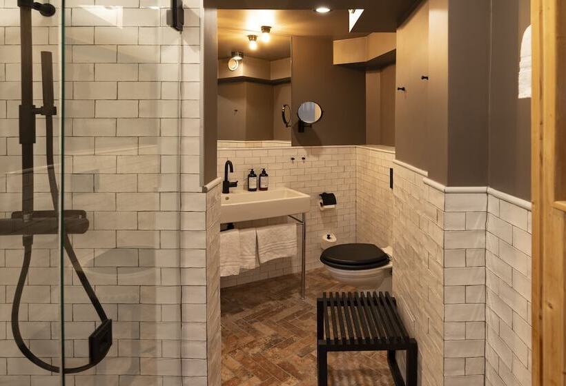 جناح جونيور, Villa Lovik