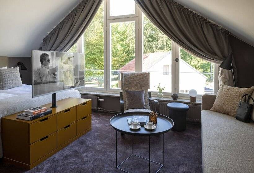 جناح جونيور, Villa Lovik