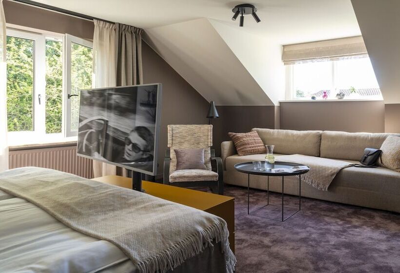 جناح جونيور, Villa Lovik