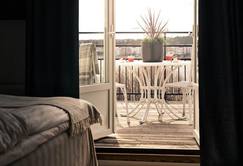 جناح جونيور, Villa Lovik