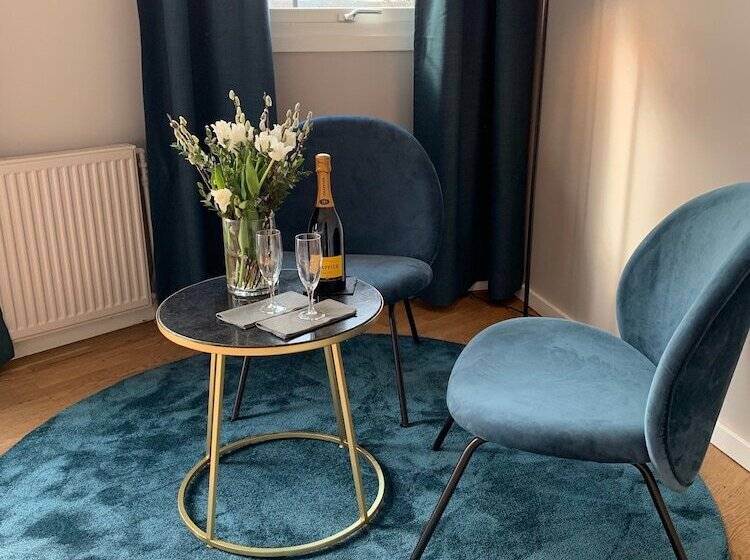 جناح جونيور, Villa Lovik