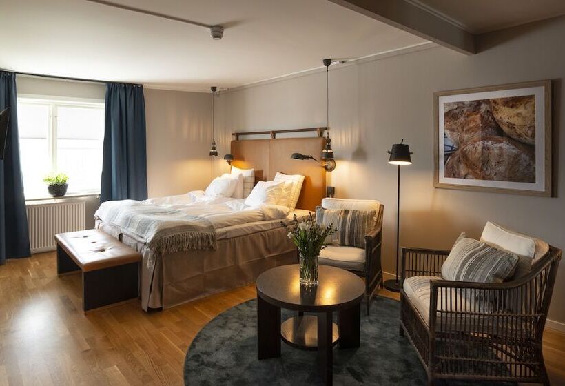 جناح جونيور, Villa Lovik