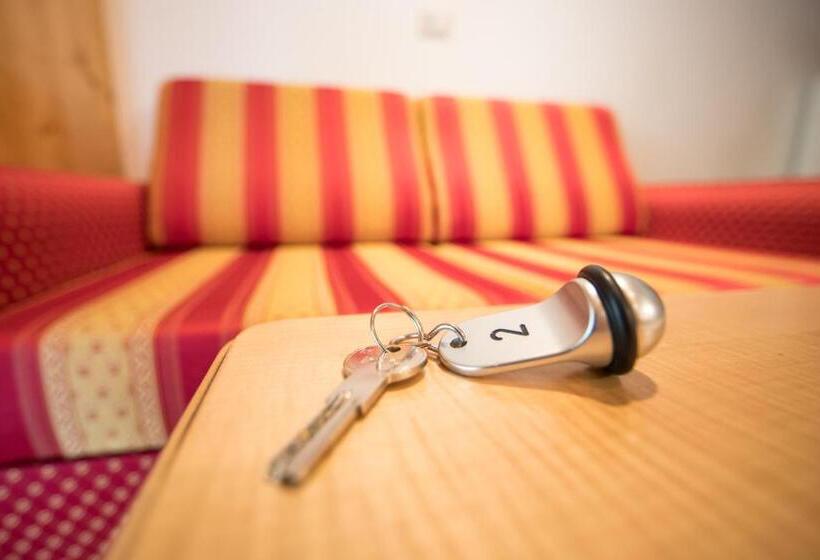 סוויטת סופריור, Jager Hans