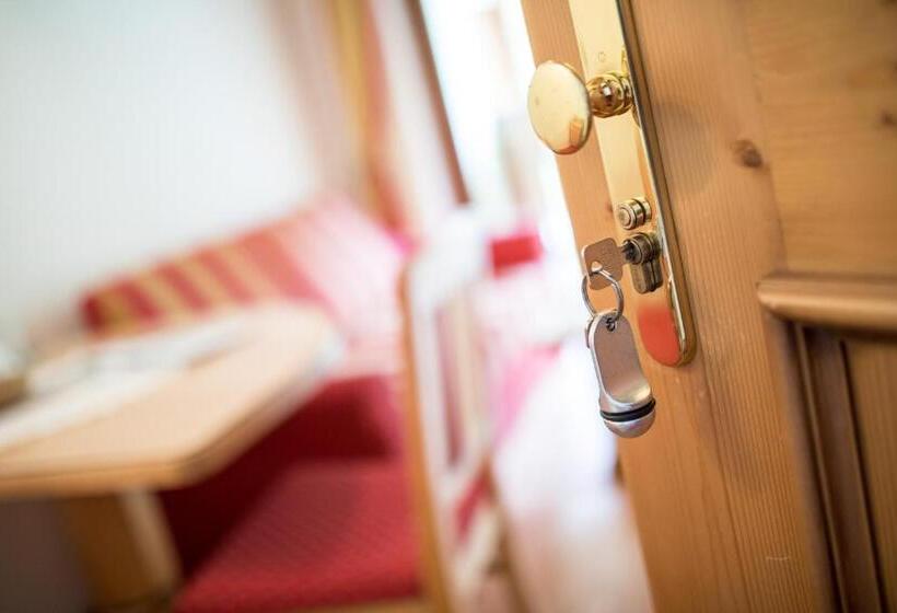 סוויטת סופריור, Jager Hans