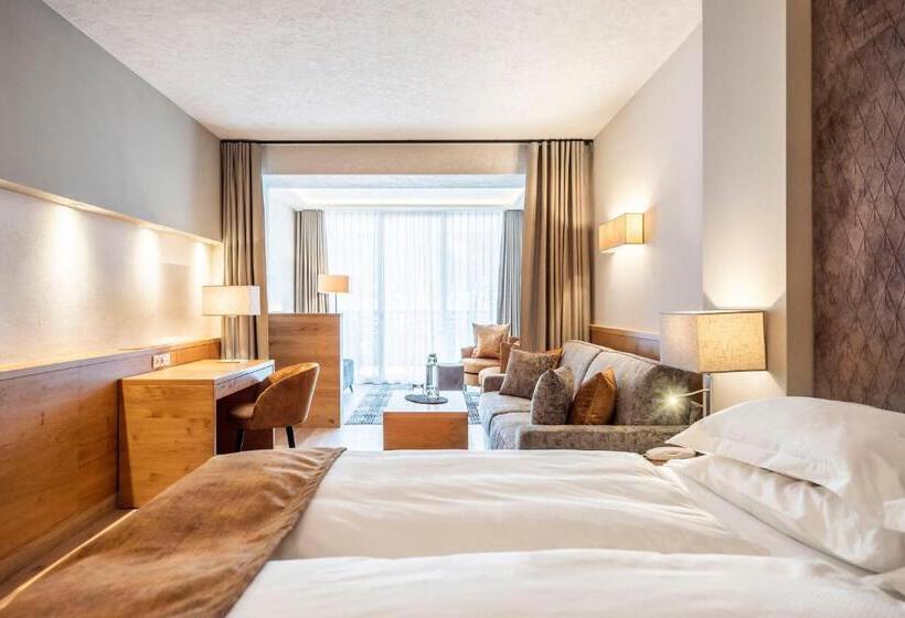 Трехместный Номер Стандарт с Балконом, Quellenhof Luxury Resort Passeier