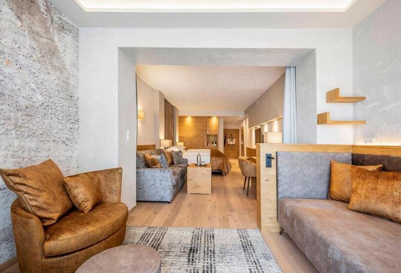 스탠다드 트리플 발코니 룸, Quellenhof Luxury Resort Passeier