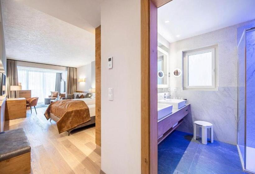 스탠다드 트리플 발코니 룸, Quellenhof Luxury Resort Passeier