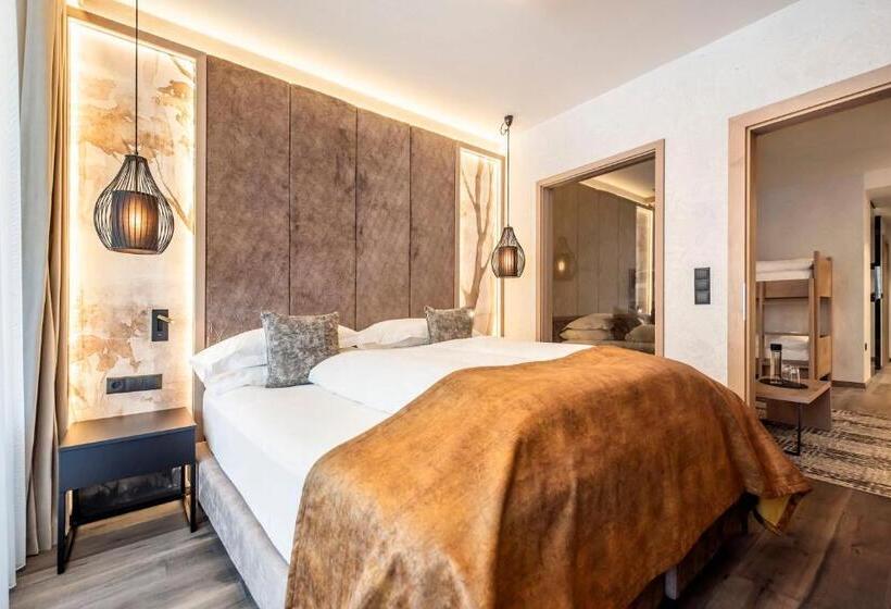 발코니가 있는 4인용 스탠다드 룸, Quellenhof Luxury Resort Passeier