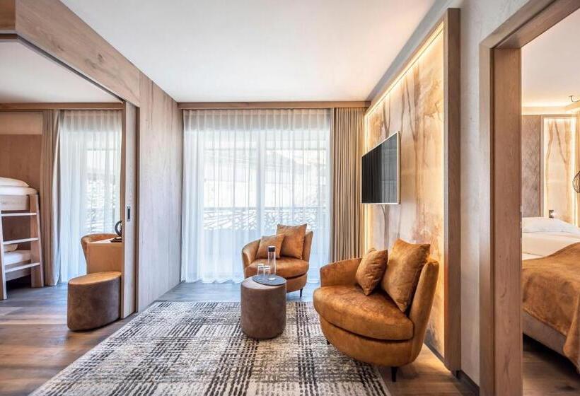 발코니가 있는 4인용 스탠다드 룸, Quellenhof Luxury Resort Passeier