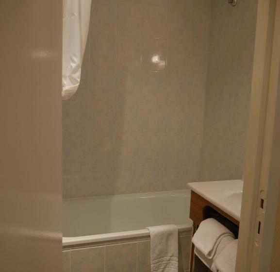 חדר סטנדרט לשלושה, & Restaurant Le Cardinal