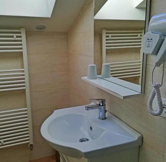 غرفة دور أخير, Maso Sveseri