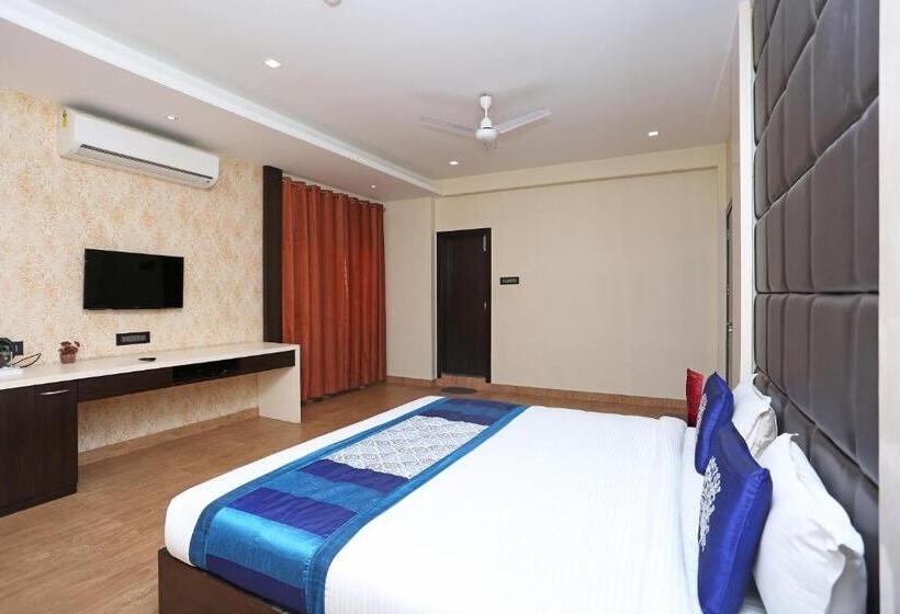 غرفة ديلوكس ثلاثية, Super Capital O Niharika Guest House