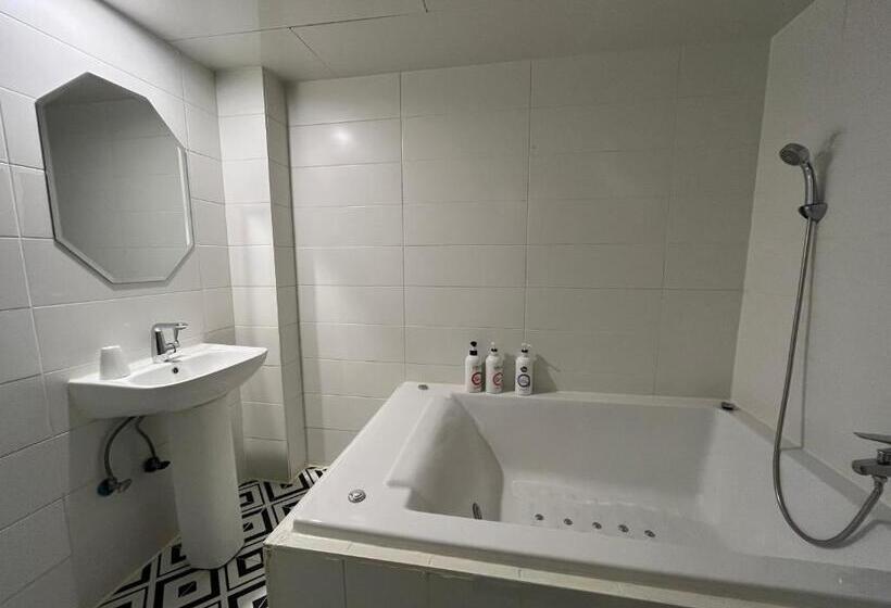 Habitació Deluxe, Yaja Hwajeong Station
