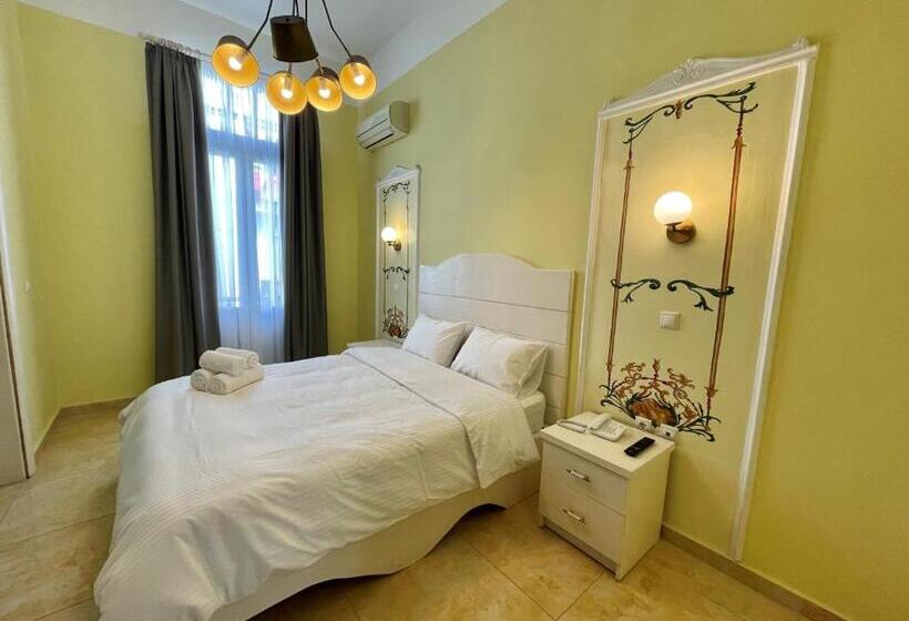 Quarto Triplo Deluxe, Augustos