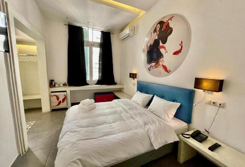 Quarto Deluxe, Augustos