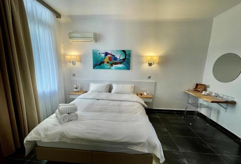 Quarto Deluxe, Augustos