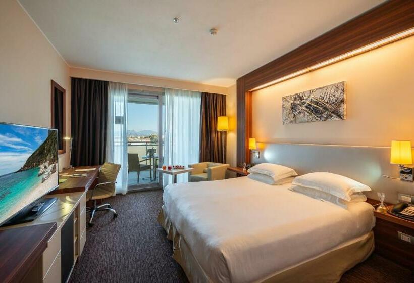 Номер Deluxe с Балконом, Delta Hotels By Marriott Olbia Sardinia