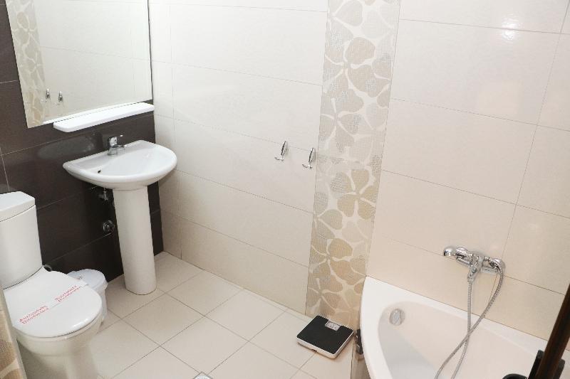 スタンダードルーム, Kosta Famissi