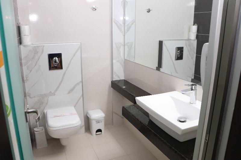 スタンダードトリプルルーム, Kosta Famissi