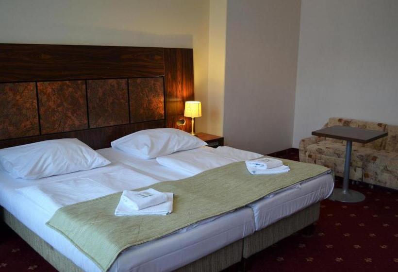 غرفة قياسية مزوَّدة بشُرفة, Palacky