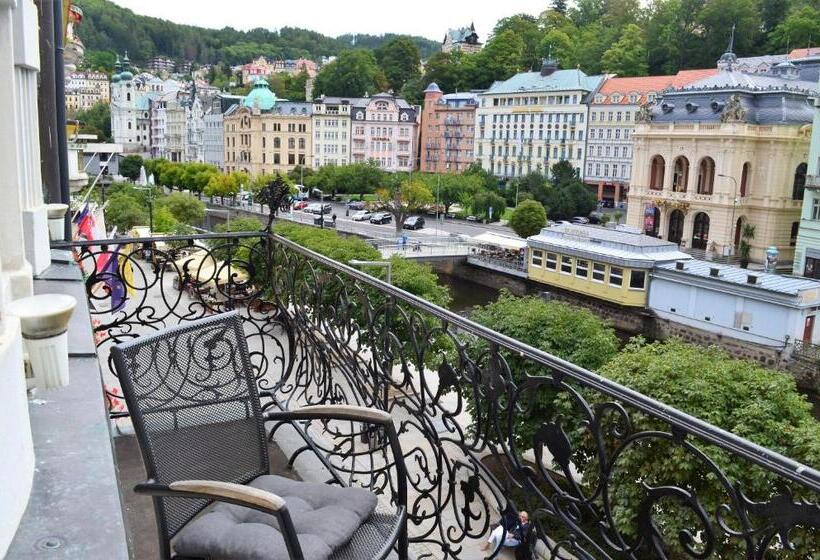 غرفة قياسية مزوَّدة بشُرفة, Palacky