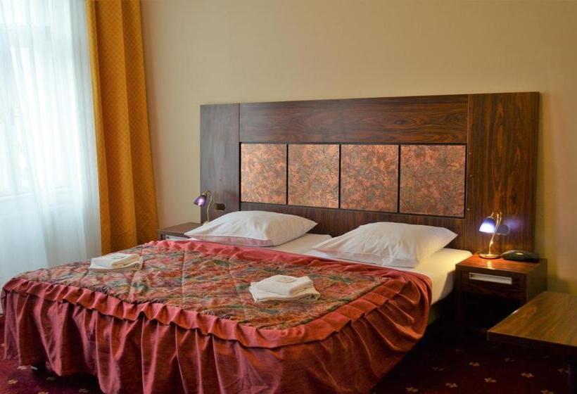 غرفة قياسية مزوَّدة بشُرفة, Palacky